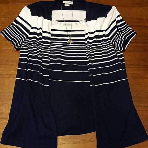 Alfred Dunner Tops - #031 Alfred Dunner Sz 16 🎉HP👸👚 Navy and white striped short sleeved top